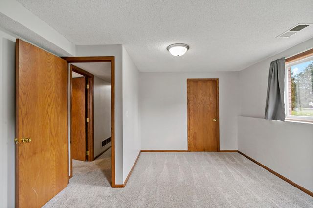 1933 Davis Court, Shakopee, MN 55379