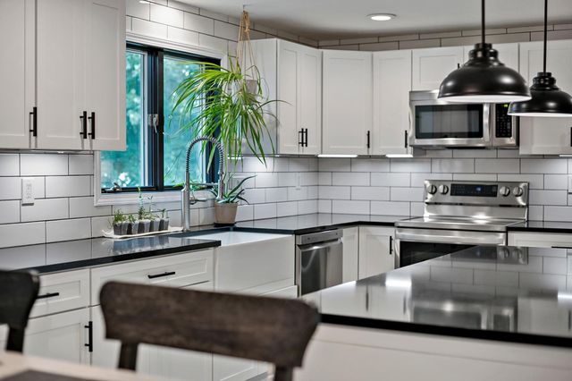 1933 Davis Court, Shakopee, MN 55379