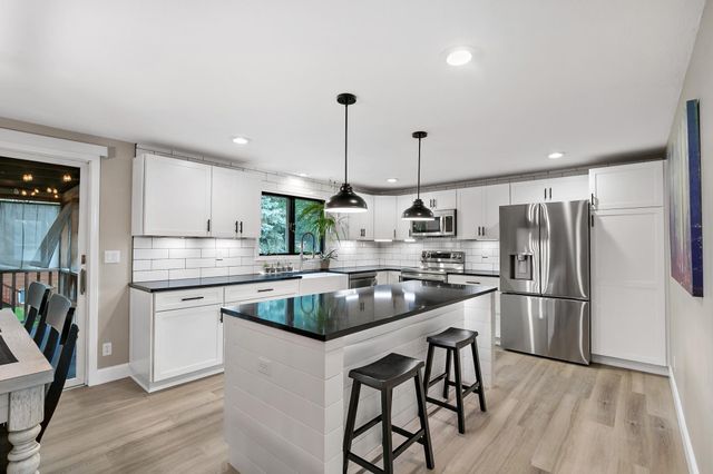 1933 Davis Court, Shakopee, MN 55379