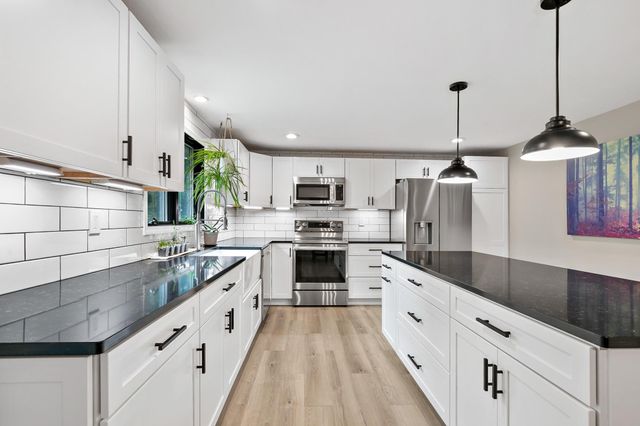 1933 Davis Court, Shakopee, MN 55379