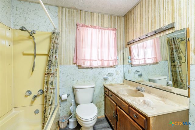 921 Robertson Street, Gonzales, TX 78629