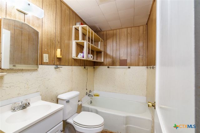 921 Robertson Street, Gonzales, TX 78629