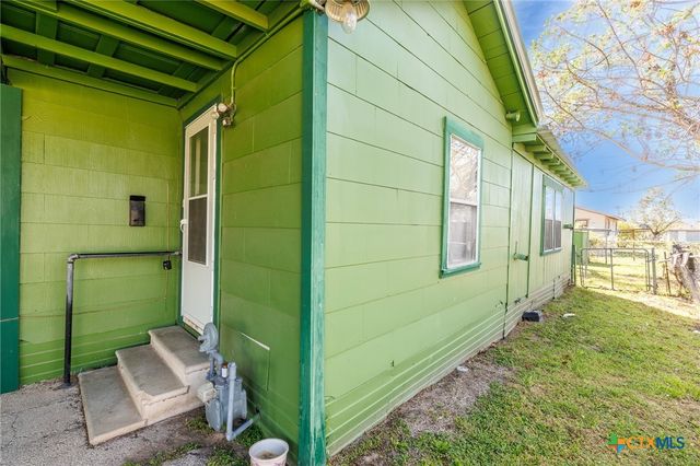 921 Robertson Street, Gonzales, TX 78629