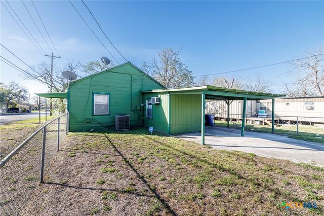 921 Robertson Street, Gonzales, TX 78629