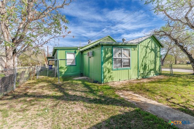 921 Robertson Street, Gonzales, TX 78629