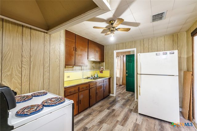 921 Robertson Street, Gonzales, TX 78629