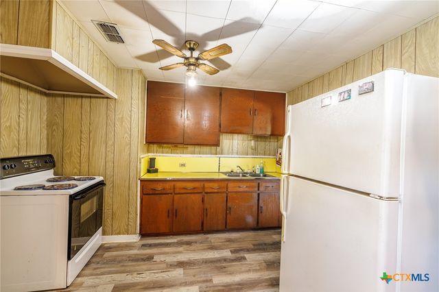 921 Robertson Street, Gonzales, TX 78629