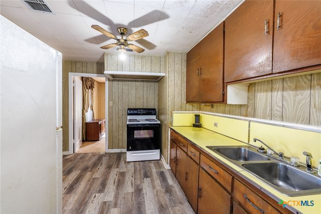 921 Robertson Street, Gonzales, TX 78629