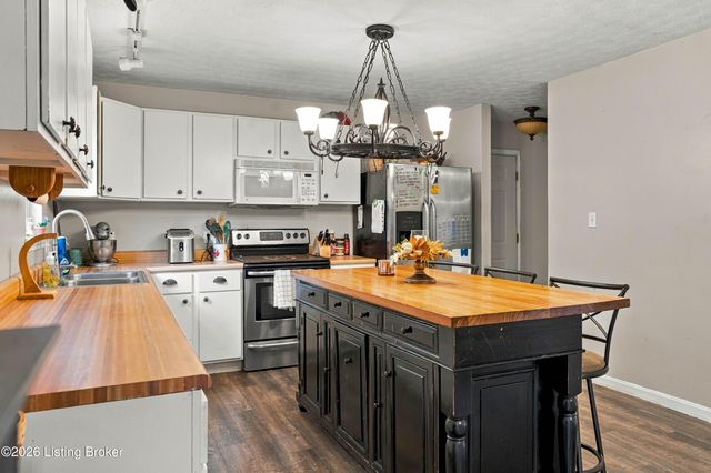 1425 Dawkins Rd, La Grange, KY 40031