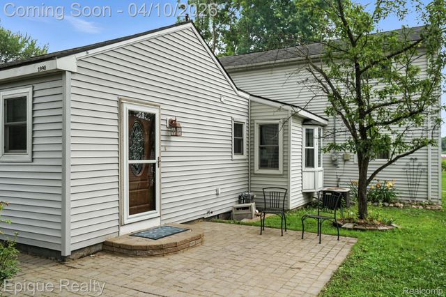 1990 Watkins Lake Road, Waterford Charter Township, MI 48328