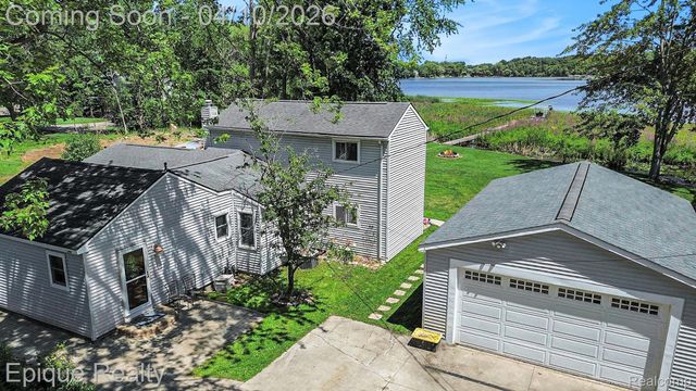 1990 Watkins Lake Road, Waterford Charter Township, MI 48328