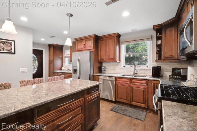 1990 Watkins Lake Road, Waterford Charter Township, MI 48328