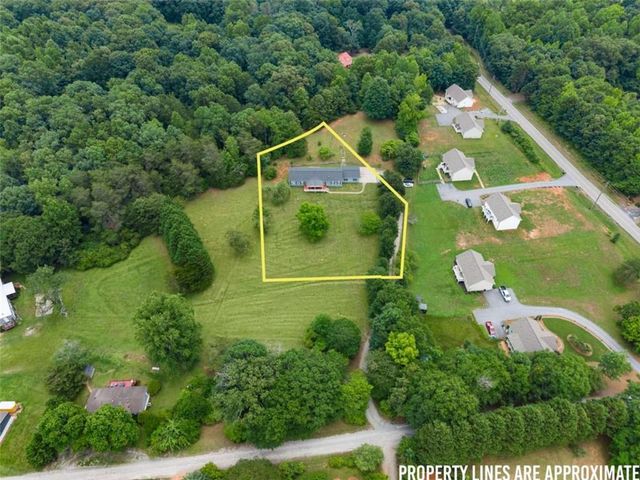 82 Bobbys Drive, Cleveland, GA 30528