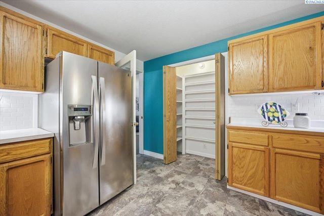 6012 Fenway Dr, Pasco, WA 99301