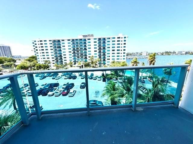 7501 E Treasure Drive 5H, North Bay Village, FL 33141
