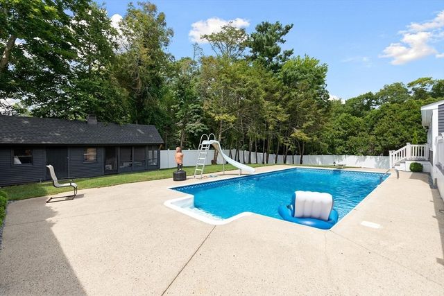 90 Strawberry Lane, Abington, MA 02351