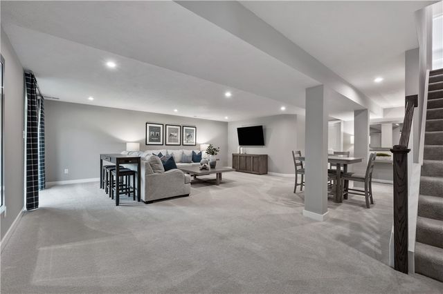 207 Mary Ln, Robinson Twp, PA 15108