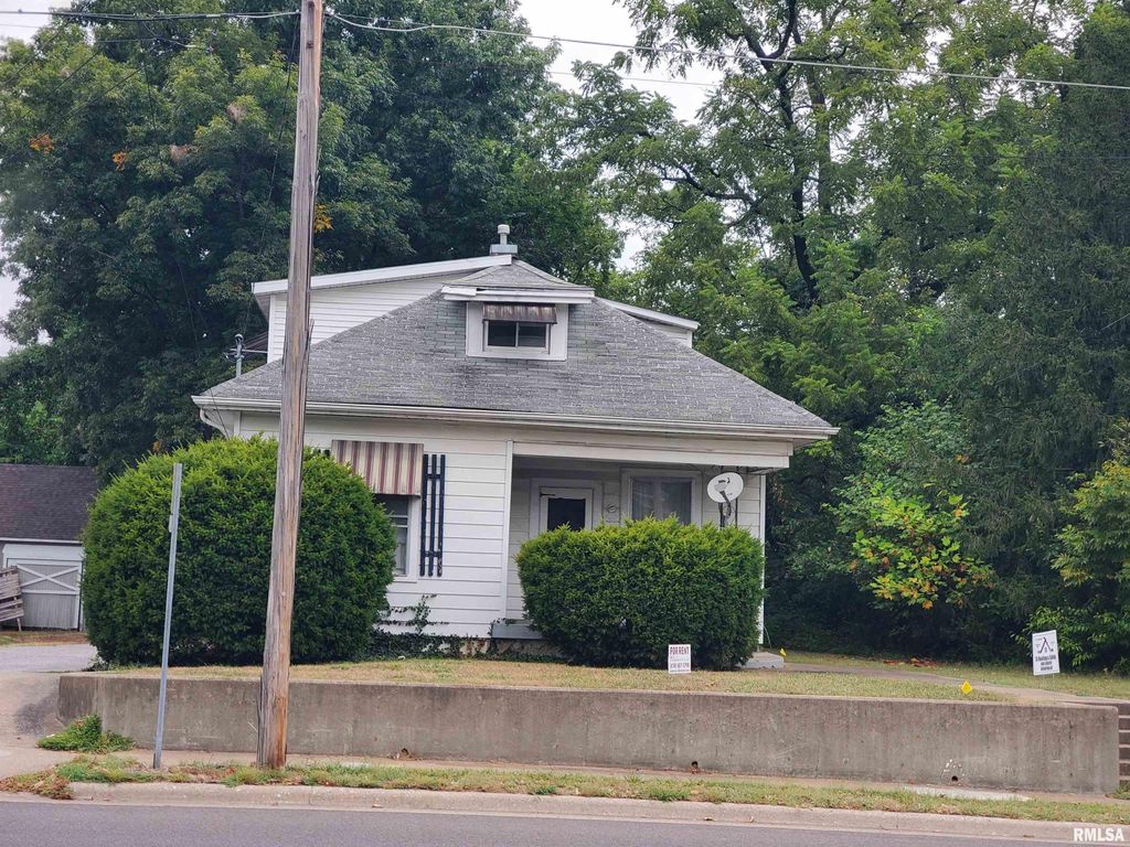 806 W WALNUT Street, Carbondale, IL 62901