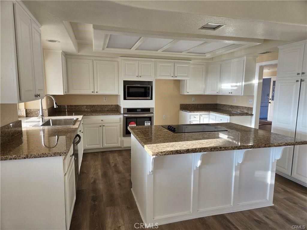 Image 2 of property listing at 19345 Oneida Road, Apple Valley, CA 92307