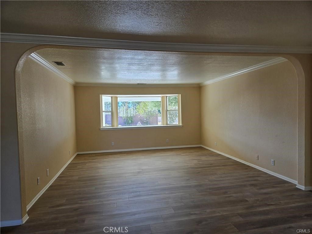 Image 5 of property listing at 19345 Oneida Road, Apple Valley, CA 92307