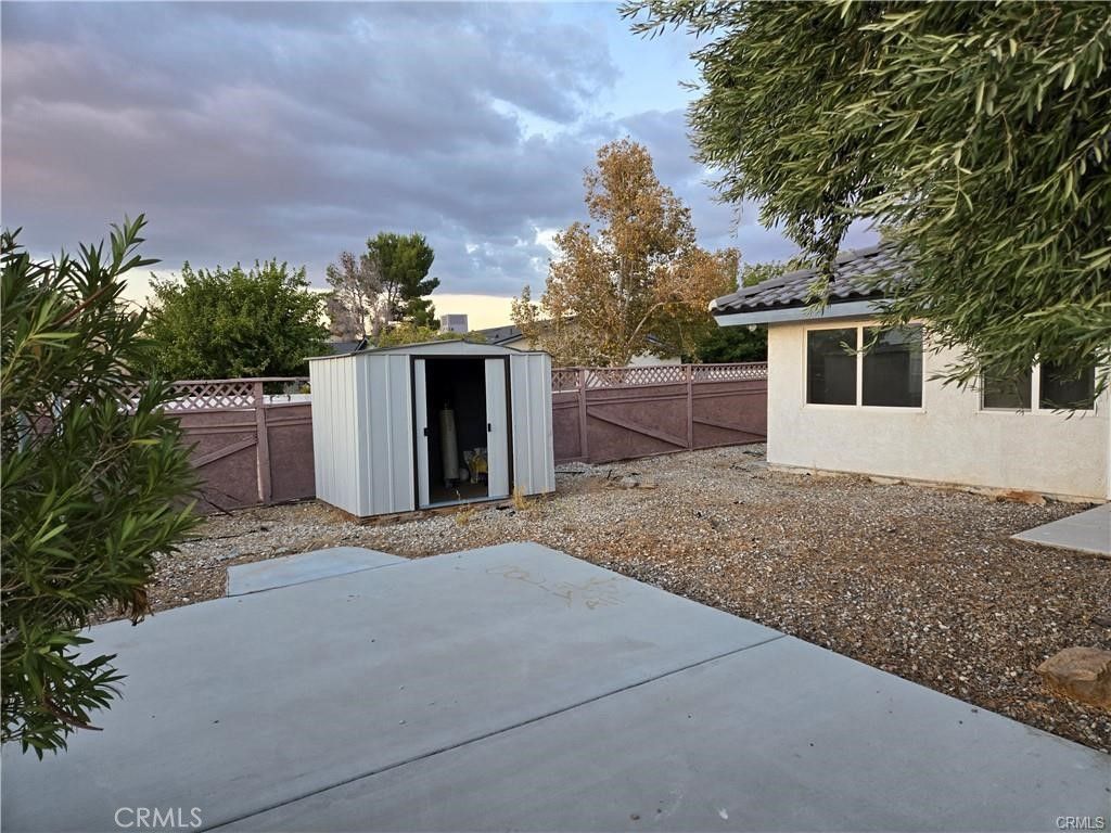 Image 8 of property listing at 19345 Oneida Road, Apple Valley, CA 92307