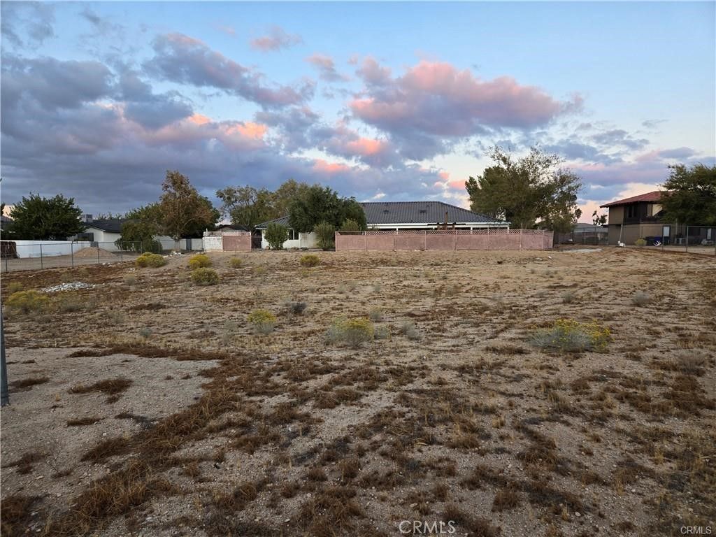 Image 9 of property listing at 19345 Oneida Road, Apple Valley, CA 92307