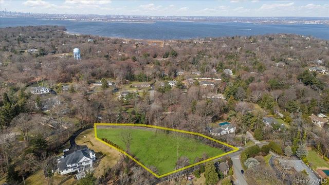 36 Cow Neck Road, Sands Point, NY 11050