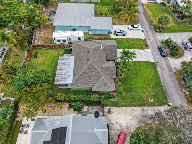 9275 SE Mercury Street, Hobe Sound, FL 33455