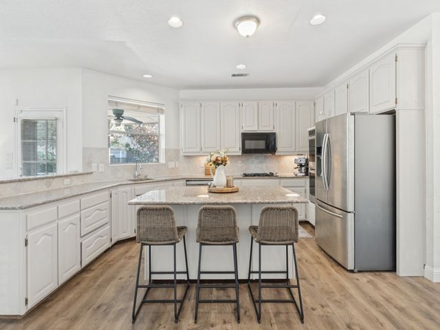2514 Fallview Lane, Carrollton, TX 75007