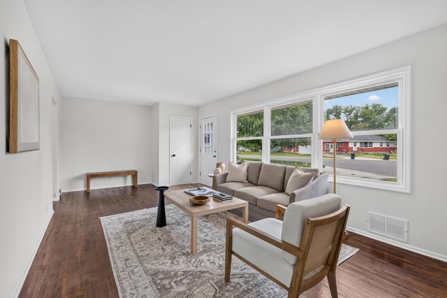 1211 Sunnyside Drive, Farmington, MN 55024
