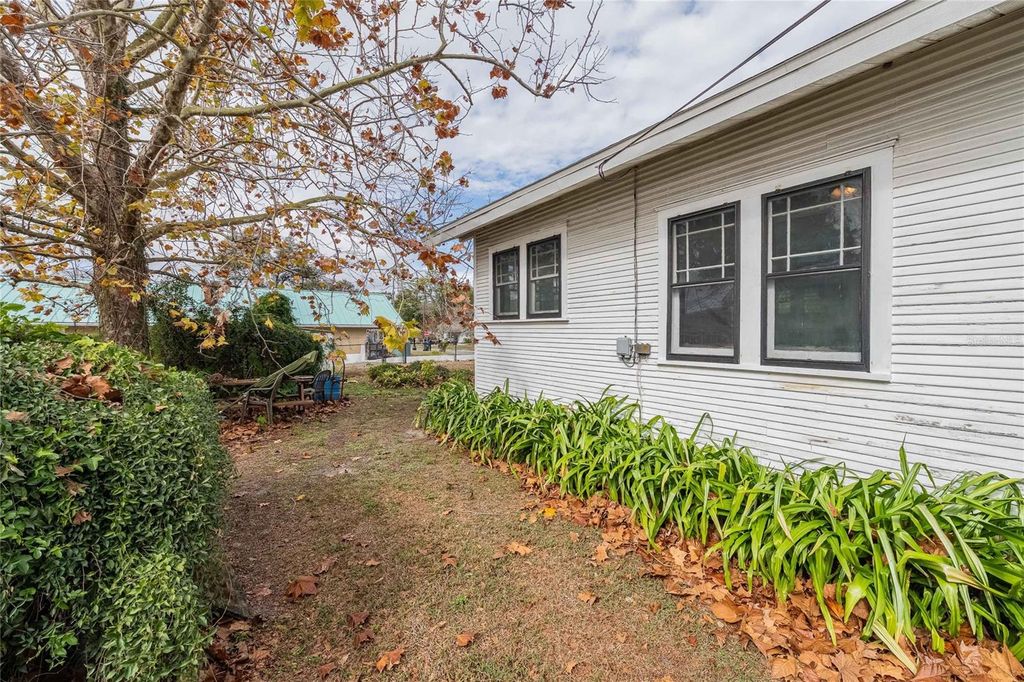 Image 13 of property listing at 1301 S LINCOLN AVENUE, Lakeland, FL 33803