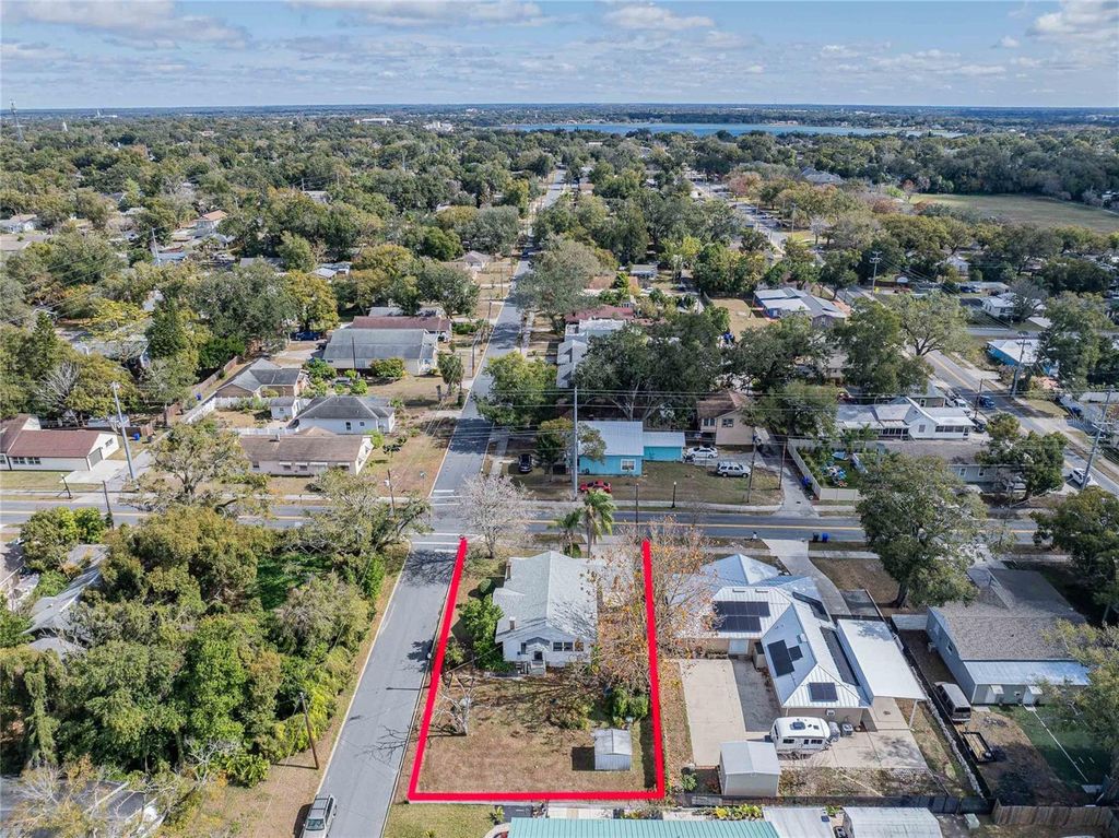 Image 8 of property listing at 1301 S LINCOLN AVENUE, Lakeland, FL 33803