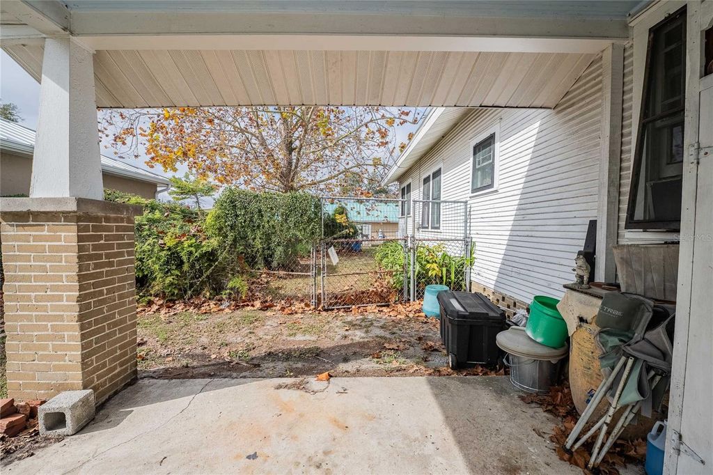 Image 10 of property listing at 1301 S LINCOLN AVENUE, Lakeland, FL 33803