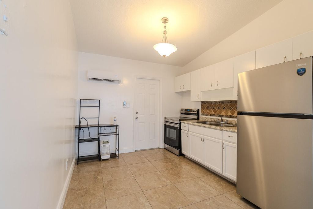 630 NW 15th Terrace 1-2, Fort Lauderdale, FL 33311