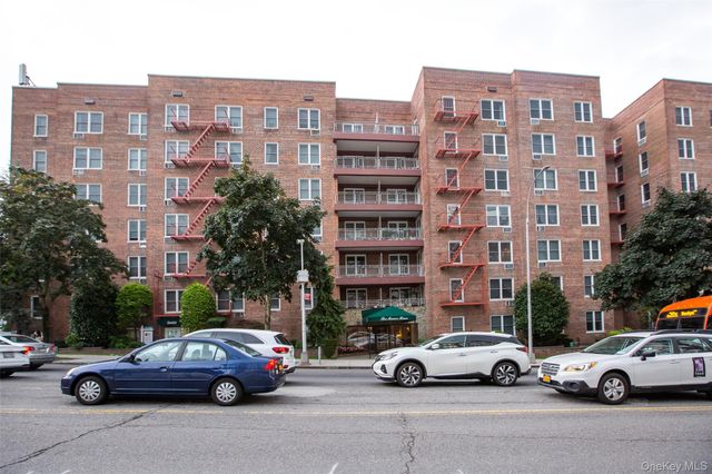 241-20 Northern Boulevard 5E, Douglaston, NY 11362
