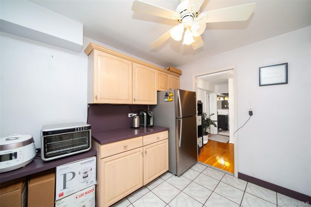 241-20 Northern Boulevard 5E, Douglaston, NY 11362