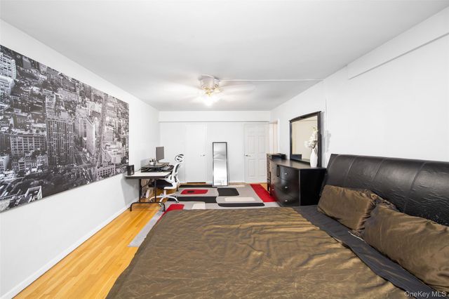 241-20 Northern Boulevard 5E, Douglaston, NY 11362