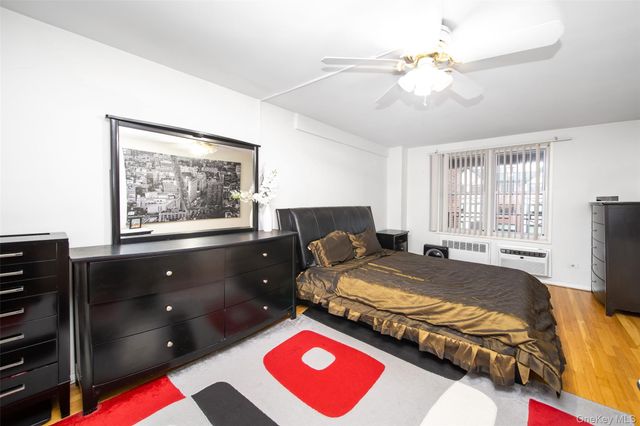 241-20 Northern Boulevard 5E, Douglaston, NY 11362