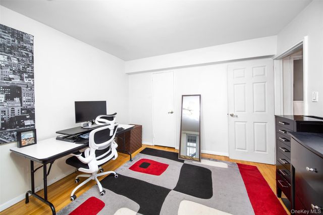 241-20 Northern Boulevard 5E, Douglaston, NY 11362