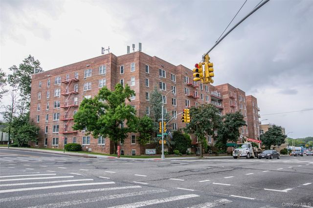 241-20 Northern Boulevard 5E, Douglaston, NY 11362