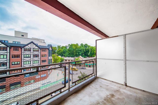 241-20 Northern Boulevard 5E, Douglaston, NY 11362