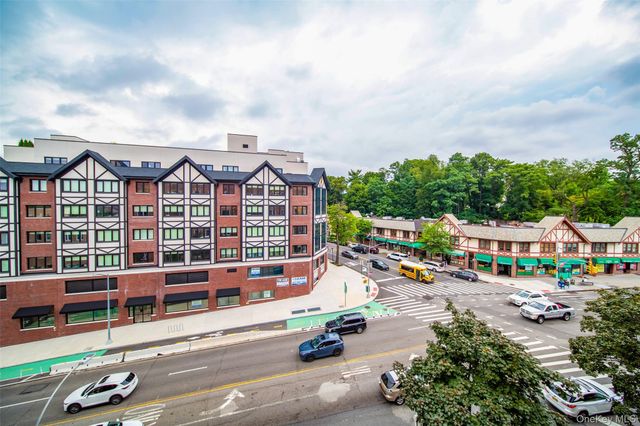241-20 Northern Boulevard 5E, Douglaston, NY 11362