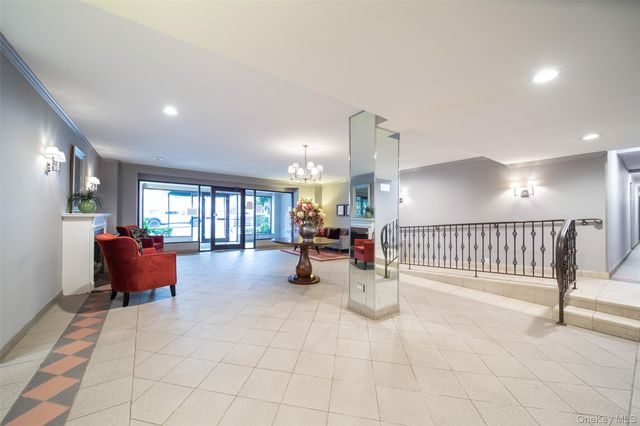 241-20 Northern Boulevard 5E, Douglaston, NY 11362