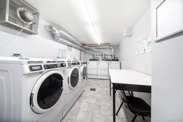 241-20 Northern Boulevard 5E, Douglaston, NY 11362