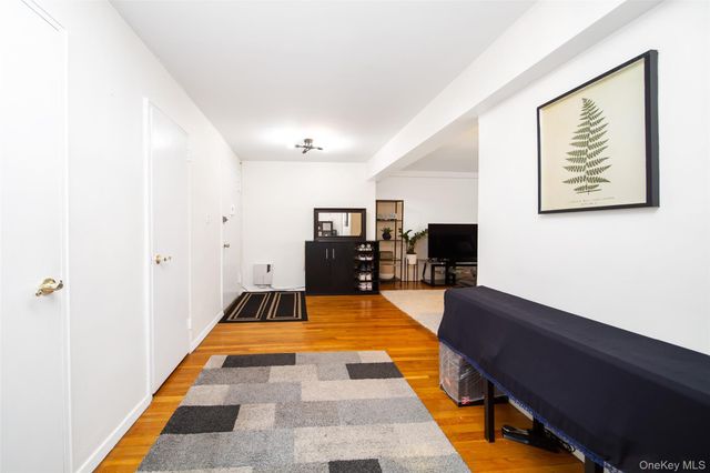 241-20 Northern Boulevard 5E, Douglaston, NY 11362