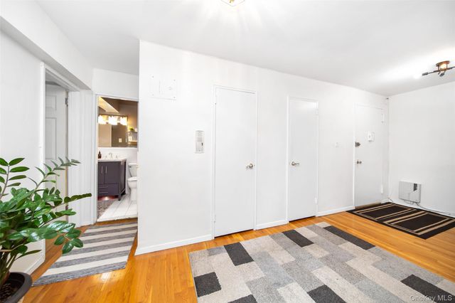 241-20 Northern Boulevard 5E, Douglaston, NY 11362