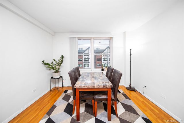 241-20 Northern Boulevard 5E, Douglaston, NY 11362