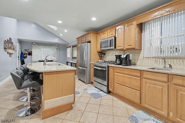 30 Schuyler Ave, Pompton Lakes Boro, NJ 07442