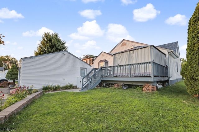 30 Schuyler Ave, Pompton Lakes Boro, NJ 07442