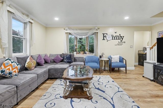30 Schuyler Ave, Pompton Lakes Boro, NJ 07442